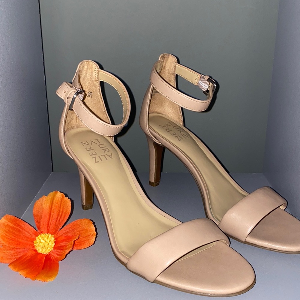 Naturalizer nude heels, size 6.5, amazing condition